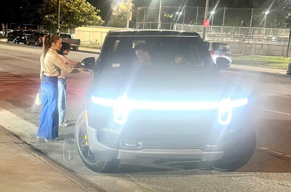 Jennifer Lopez i Emme ulaze u automobil koji vozi Ben Affleck