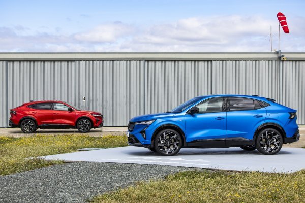 Renault Rafale Atelier Alpine E-Tech 4x4 300 KS i u pozadini Renault Rafale Esprit Alpine E-Tech full hybrid 200 Flame Red crvena