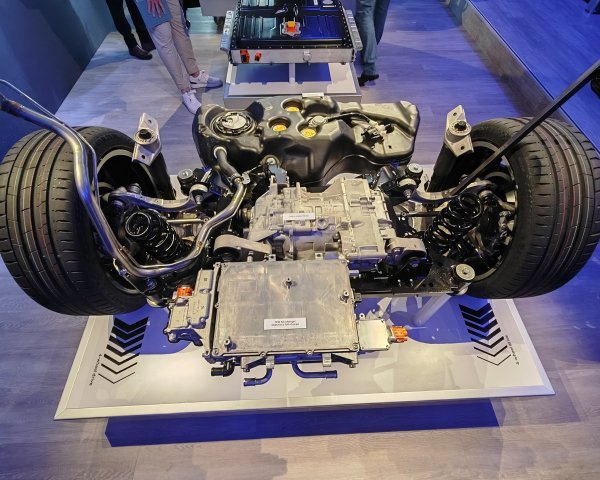 Renault Rafale E-Tech 4x4 300 KS - stražnji pogonski sklop