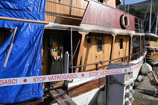 Požar na drvenom turističkom brodu u Krilo Jesenicama