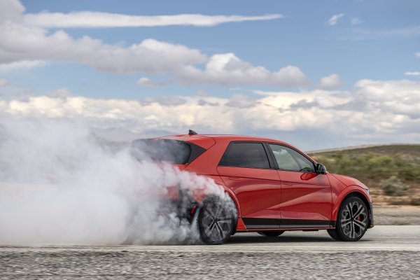 Proizvodni Hyundai IONIQ 5 N testira vozač Robin Shute za Pikes Peak International Hill Climb u California Cityju, Kalifornija, 5. travnja 2024.