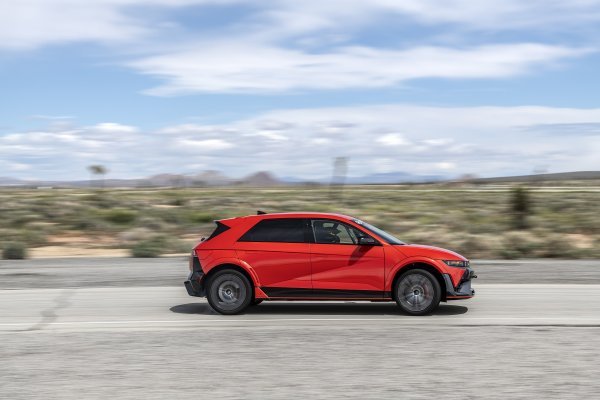 Proizvodni Hyundai IONIQ 5 N testira vozač Robin Shute za Pikes Peak International Hill Climb u California Cityju, Kalifornija, 5. travnja 2024.