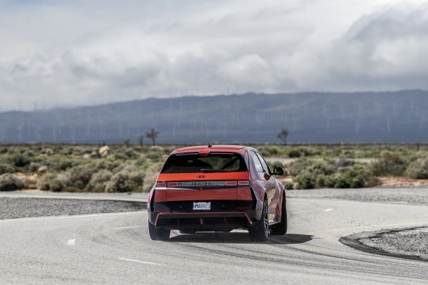 Proizvodni Hyundai IONIQ 5 N testira vozač Robin Shute za Pikes Peak International Hill Climb u California Cityju, Kalifornija, 5. travnja 2024.