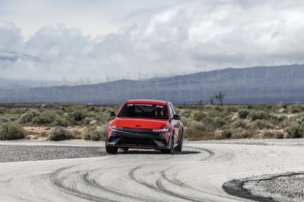 Proizvodni Hyundai IONIQ 5 N testira vozač Robin Shute za Pikes Peak International Hill Climb u California Cityju, Kalifornija, 5. travnja 2024.