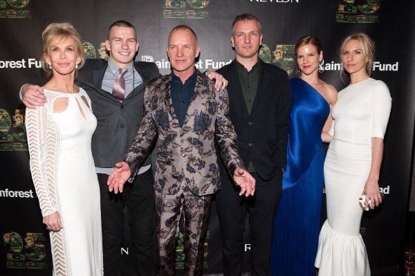 Sting sa suprugom Trudie Styler i djecom (Giacomo Sumner je između majke i oca)