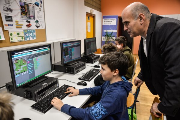 Zvonimir Stanić u OŠ Dragutin Domjanić tijekom Sata kodiranja 2016.