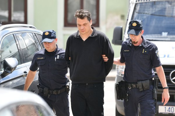 Privođenje osumnjičenog za ubojstvo oca i ranjavanje majke u Varaždinu