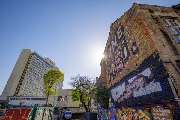 Grafiti i murali na zidovima bivše tvornice Medika