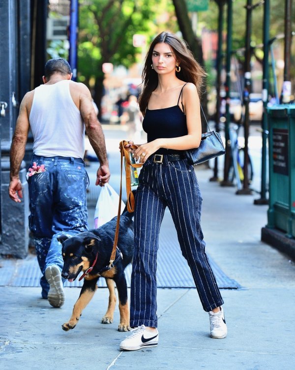 Emily Ratajkowski u tenisicama Cortez brenda Nike