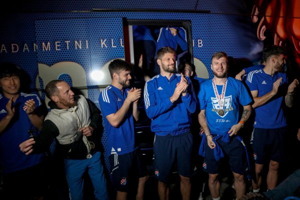 Navijači na Maksimiru priredili doček igračima Dinama