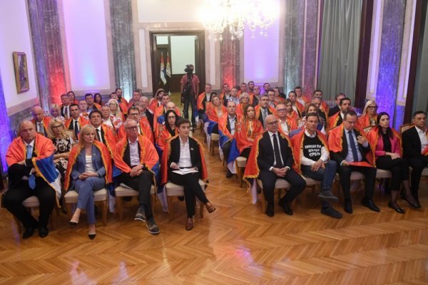 Srpska vlada ogrnuta u zastave prati glasanje o rezoluciji o genocidu u Srebrenici