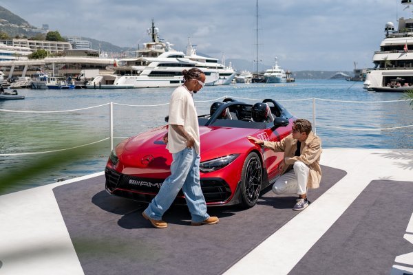 Mercedes-AMG PureSpeed koncept: Lewis Hamilton i George Russel