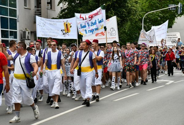 Slavonski Brod: Tisuću maturanata sudjelovalo u veseloj kostimiranoj povorci ulicama grada