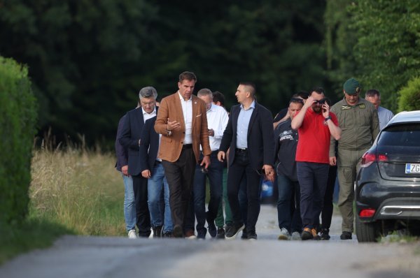 Andrej Plenković na mjestu pada zrakoplova kod Kerestinca