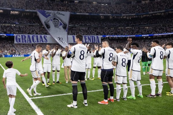 Realovi igrači i Santiago Bernabeu oprostili su se od Tonija Kroosa