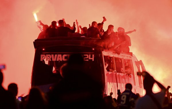 Nogometasi Dinama u otvorenom busu krenuli prema Trgu na proslavu naslova prvaka