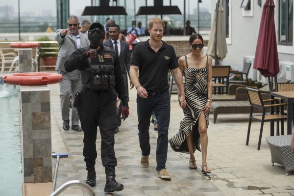 Meghan Markle u T-bar sandalama