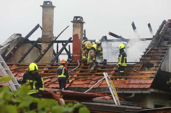 Grom zapalio kuću u Karlovcu, ozlijeđen vatrogasac