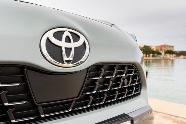 Toyota Yaris Cross Premiere Edition - Urban Khaki boja