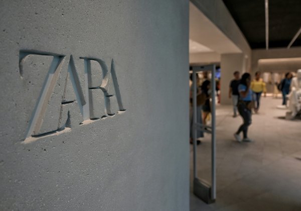Zara ima 1854 maloprodajna mjesta, a neke su joj trgovine smještene u prestižnim ulicama u blizini luksuznih marki