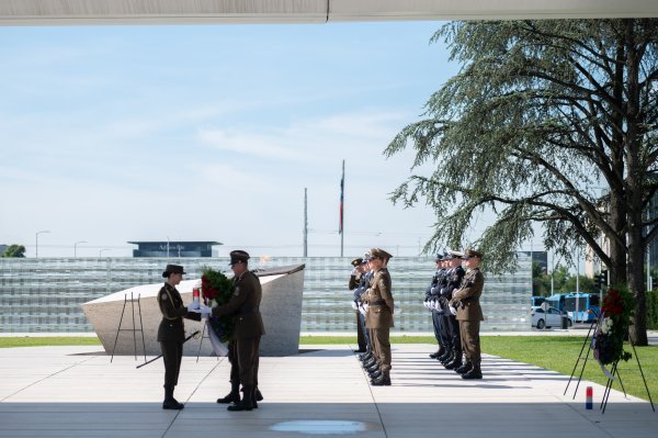 Članovi Vlade položili su vijence kod Spomenika domovini