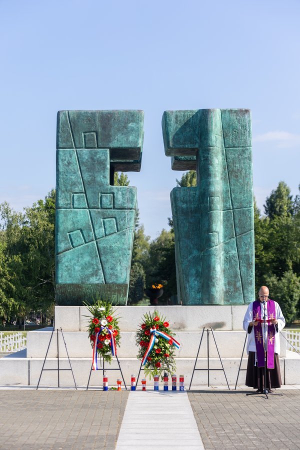Predstavnici Grada Vukovara odali su počast poginulima polaganjem vijenaca na Memorijalnome groblju žrtava iz Domovinskog rata