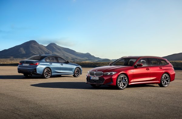 BMW 330i Limuzina – Arctic Race Blue metalik boja i BMW 330e Touring - Fire Red metalik boja (desno)