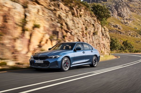 BMW 330i Limuzina – Arctic Race Blue metalik boja