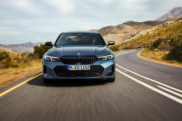 BMW 330i Limuzina – Arctic Race Blue metalik boja
