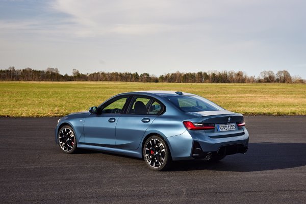 BMW 330i Limuzina – Arctic Race Blue metalik boja