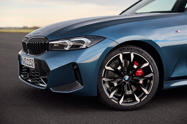 BMW 330i Limuzina – Arctic Race Blue metalik boja