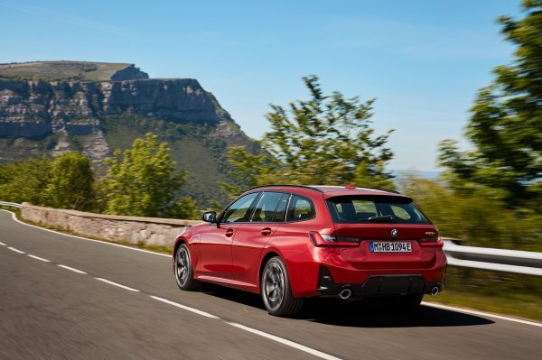 BMW 330e Touring - Fire Red metalik boja