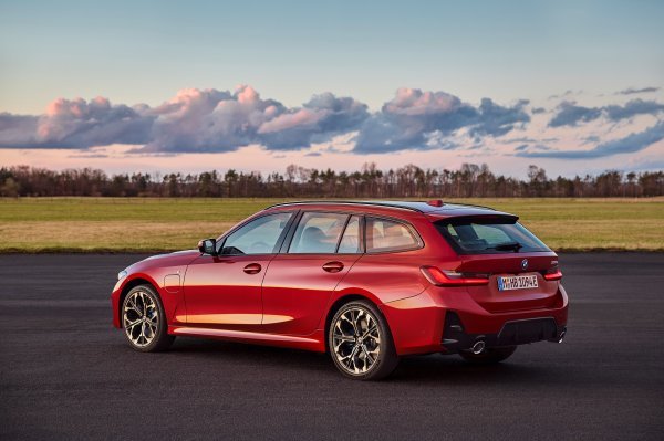BMW 330e Touring - Fire Red metalik boja