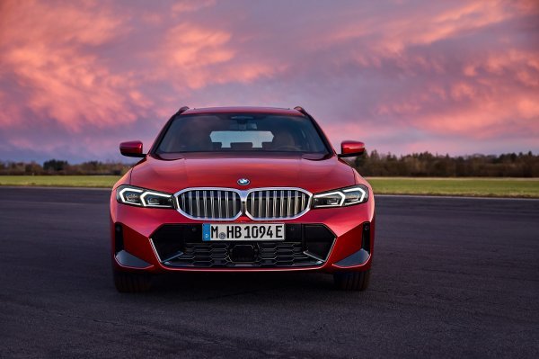 BMW 330e Touring - Fire Red metalik boja