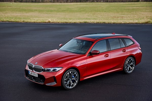 BMW 330e Touring - Fire Red metalik boja