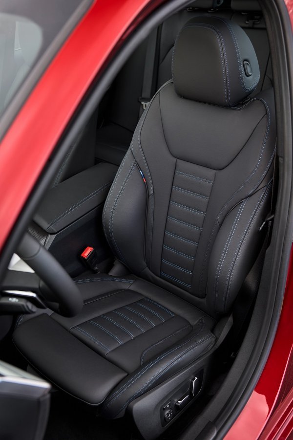 BMW 330e Touring - Fire Red metalik boja