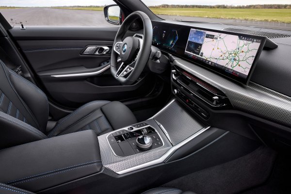 BMW 330e Touring - Fire Red metalik boja