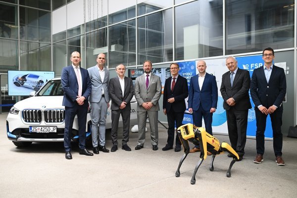 Branimir Ćaran, Tomislav Radan, Ivan Rumenović, dr. sc. Bojan Šekoranja,  doc. dr. sc. Marko Švaco, prof. dr. sc. Zdenko Tonković, Moritz Poremba,  Tin Samardžić, Fabijan Tuđa, Tesa Herceg, Silvio Petrinjak, Dominik Toma; ispred robot Spot
