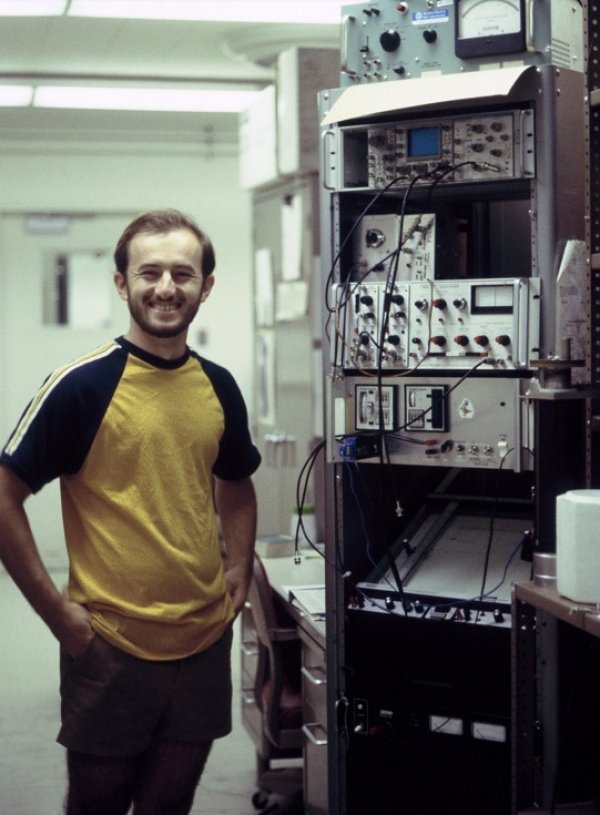 Dubravko Babić ispred uređaja za mjerenje kapaciteta na heterostrukturama (1984. godina).