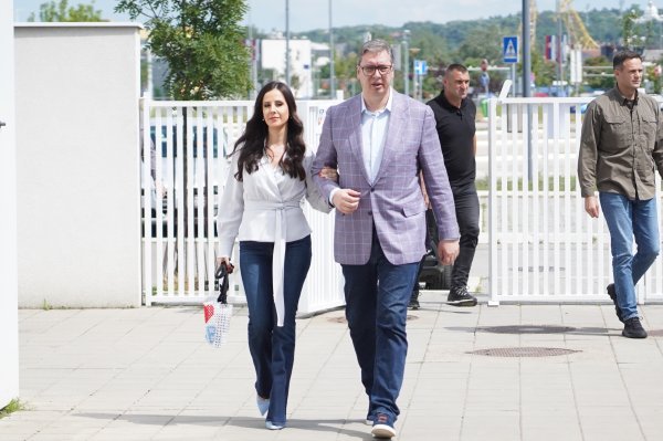 Aleksandar i Tamara Vučić na biračkom mjestu