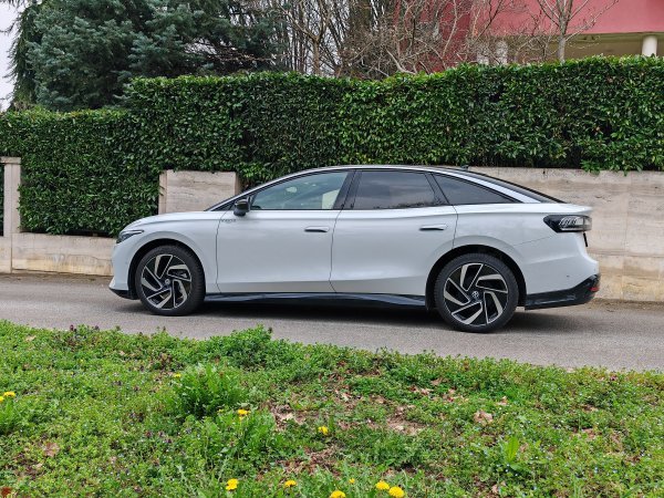 Volkswagen ID.7 Pro ima različite dimenzije guma: 235/45R20 sprijeda i 255/40R20 straga (AirStop® gume)