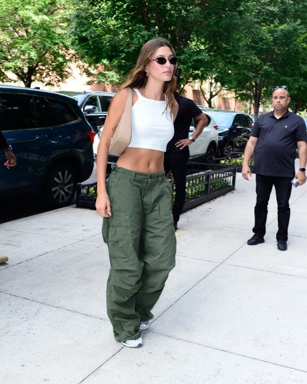 Hailey Bieber u bijelom topu, lipanj 2022.