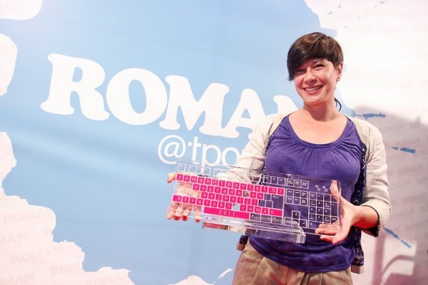 Olja Savičević Ivančević sa simboličkom statuom tportalove nagrade - tipkovnicom