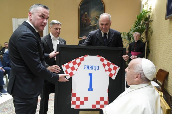 Papa Franjo održao privatnu audijenciju za Vatrene i delegaciju HNS-a