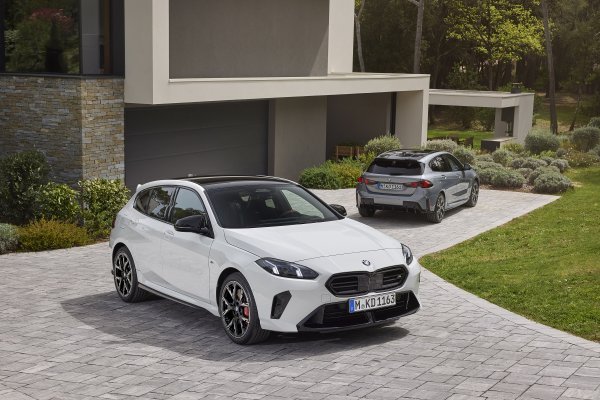 BMW M135 xDrive i BMW 120 (u pozadini)