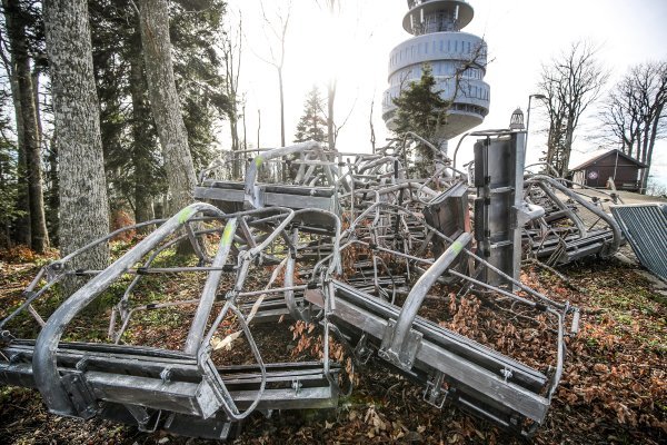 Oštećena žičara na crvenom spustu