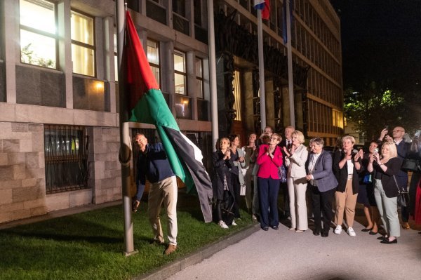 Podizanje palestinske zastave ispred slovenskog parlamenta
