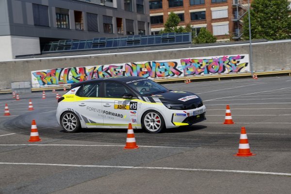 Opel proslavio 125 godina proizvodnje automobila u Rüsselsheimu: Trkaća Opel Corsa Rally Electric