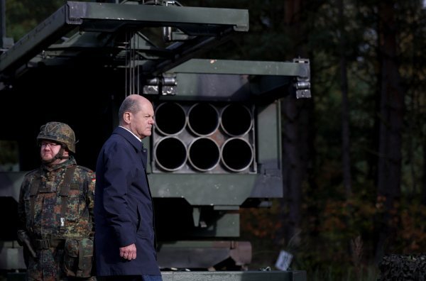 Olaf Scholz kraj višecjevnog raketnog sustava MLRS - MARS II njemačkih oružanih snaga Bundeswehra