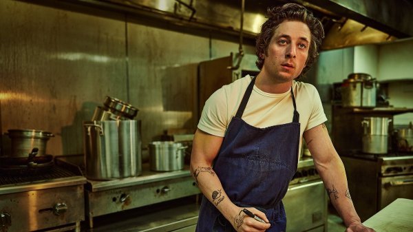 Jeremy Allen White u bijeloj majici Merz b. Schwanena